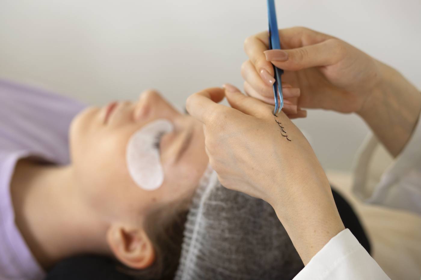 Lash designer aplicando cílios em uma cliente